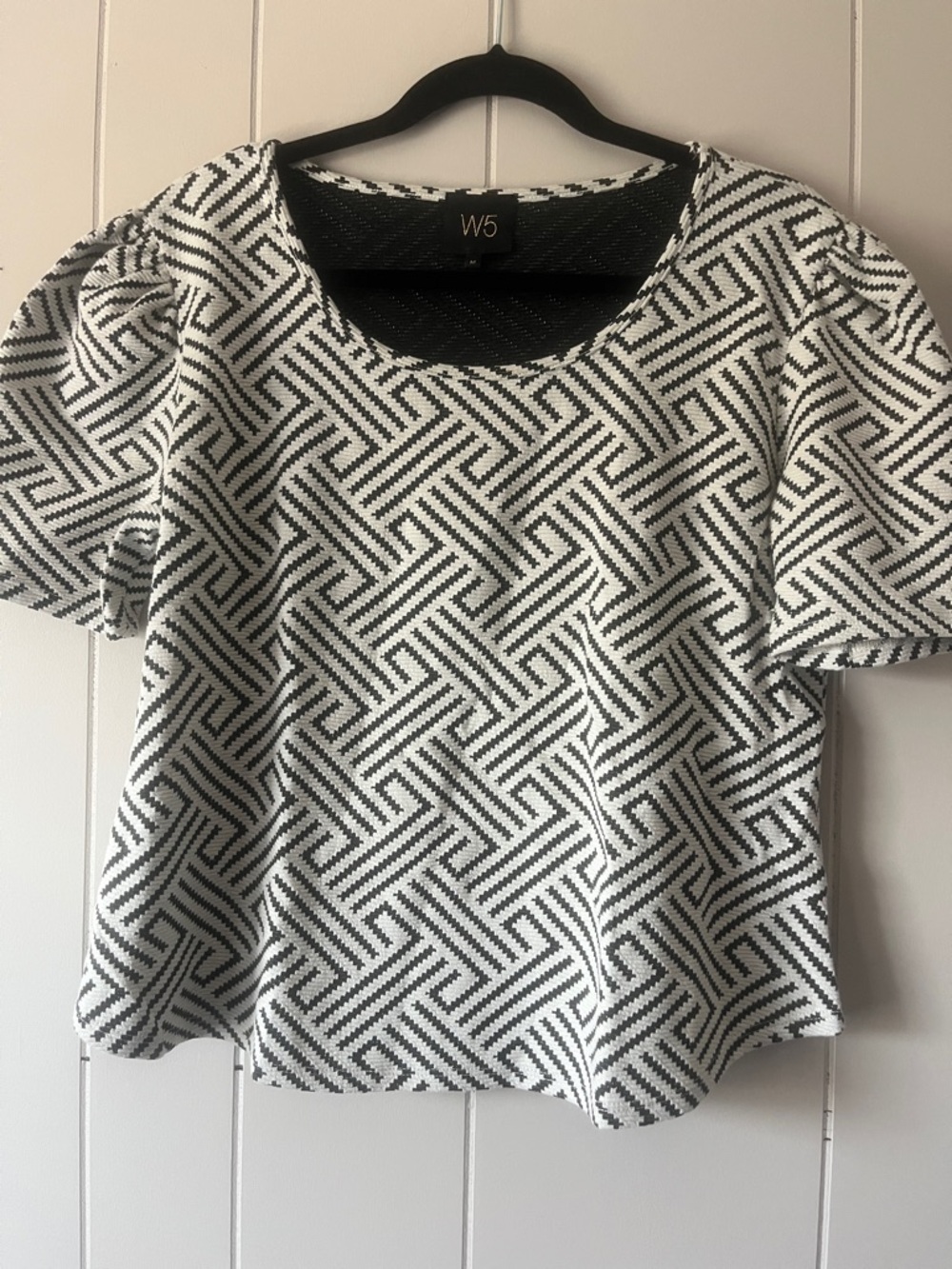 W5 Black & White Geometric Knit Short Sleeve Blouse